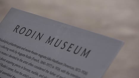Primer-Plano-Del-Cartel-Del-Museo-Rodin---Placa-Informativa