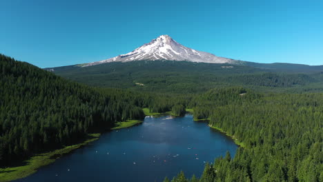 Aerial-view-overlooking-the-Trillium-lake-with-mt-Hood-in-the-background,-summer-in-USA