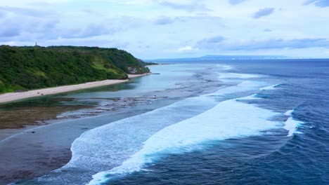 Olas-Espumosas-Blancas-De-La-Playa-De-Sombrillas-Gunung-En-El-Sur-De-Bali,-Indonesia