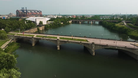 Ruhige-Landschaft-Des-Central-White-River-Trail-Mit-Lucas-Oil-Stadium-Im-Hintergrund-In-Indianapolis,-Vereinigte-Staaten