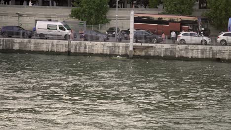 Fahrzeuge-Und-Menschen-Am-Ufer-Der-Seine,-Blick-Vom-Boot-Aus