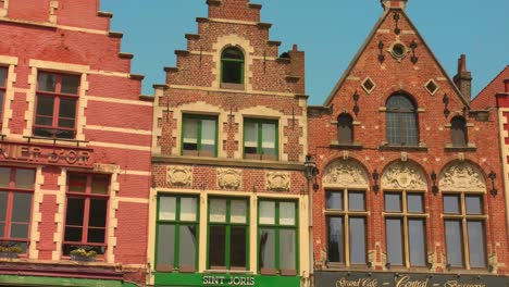 Außenansicht-Der-Flämischen-Traditionellen-Hausarchitektur-Am-Marktplatz-In-Brügge,-Belgien