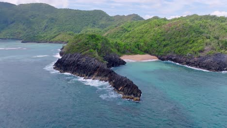 Wellen-Krachen-Auf-Den-Inseln-Von-Onda-Beach-In-Samana,-Dominikanische-Republik
