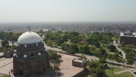Luftaufnahme-Des-Grabes-Von-Hazrat-Schah-Rukn-e-Alam-In-Der-Stadt-Multan-In-Punjab,-Pakistan