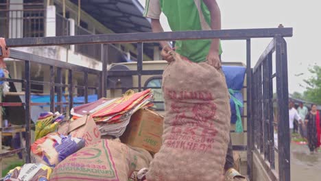 Entladen-Von-Zwiebelgepäcksäcken-Auf-Dem-Indischen-Gemüsemarkt-In-Guwahati