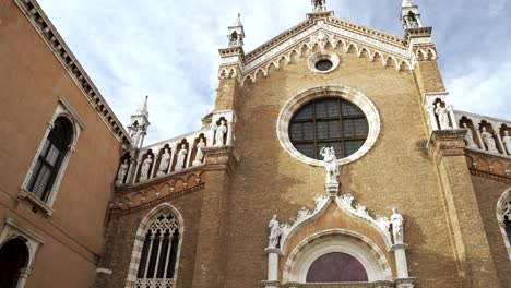 Mirando-Hacia-La-Fachada-De-La-Iglesia-De-San-Zanipolo-En-Venecia