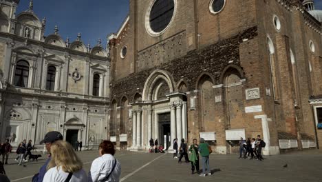 Blick-Auf-Die-Kirche-San-Zanipolo-Von-Der-Anderen-Seite-Der-Piazza-In-Venedig-Mit-Vorbeigehenden-Touristen