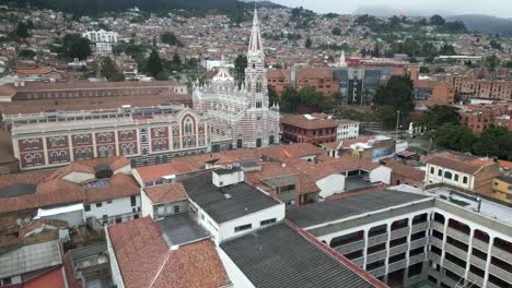 Bogota-Luftdrohne-Kolumbien-Hauptstadt-Kirche-El-Carmen-Historisches-Koloniales-Stadtzentrum-In-Der-Innenstadt