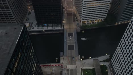Chicago-River-Bei-Nacht-Mit-Boot-Auf-Dem-Wasser-Unter-Der-Brücke