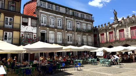 Foto-Panorámica-De-La-Plaza-Del-Casco-Antiguo-Con-Restaurantes-En-La-Ciudad-De-Guimarães-Durante-El-Día-Soleado,-Portugal