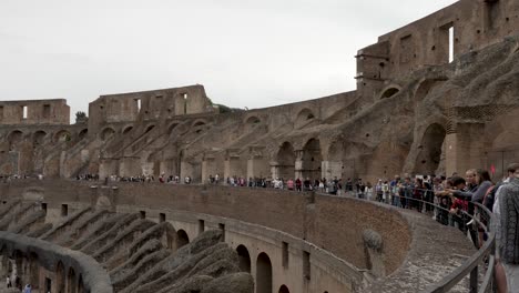 Touristen-Gehen-Den-Zweiten-Balkon-Im-Kolosseum-In-Rom-Entlang