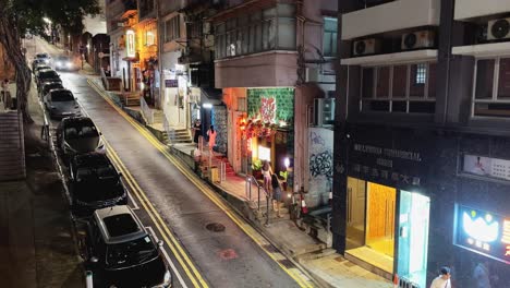 Fußgänger,-Die-Nachts-Auf-Der-Abfallenden-Old-Bailey-Street-Im-Zentrum-Von-Hongkong-Spazieren