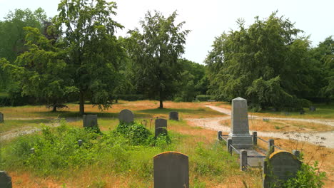 Dolly-Al-Revés-Disparo-De-Drone-De-Un-Cementerio-Abandonado-En-Los-Países-Bajos