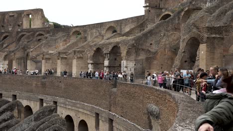 Turistas-Caminando-Por-El-Segundo-Balcón-Del-Coliseo-De-Roma.