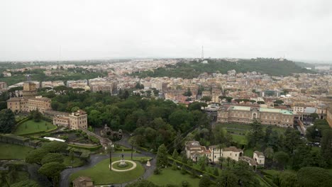 Vista-De-Los-Jardines-De-La-Ciudad-Del-Vaticano-Desde-La-Azotea-De-La-Basílica-De-San-Pedro.