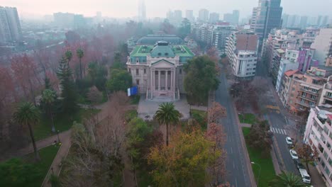 Drones-Aéreos-Sobrevuelan-El-Museo-De-Arte-Contemporáneo-De-Santiago-Chile-Parque-Forestal-Durante-El-Día-Nublado,-Hito-Nacional