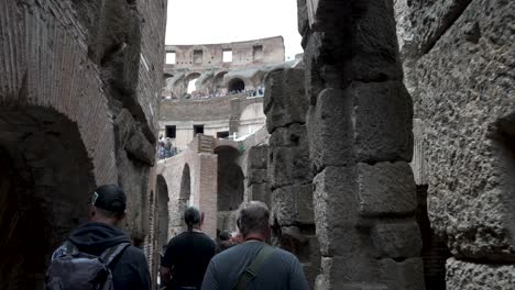 POV-Mit-Einer-Reisegruppe,-Die-Durch-Das-Hypogäum-Im-Kolosseum-In-Rom-Geht