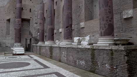 Vista-Interior-Del-Templo-De-Venus-Y-Roma-Con-Una-Toma-Panorámica-Desde-El-Suelo-De-Mosaico