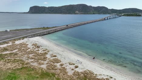 Playa-Popular-De-Gjerdesanden-En-Alesund-Noruega---Antena-Con-Fiordo-Y-Puente-Giske-En-Segundo-Plano