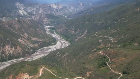 Luftaufnahme-Des-Chicamocha-Canyons-In-San-Gil,-Kolumbien.-Drohnenflug-über-Dem-Fluss-In-Den-Anden,-Der-Eine-Malerische,-Atemberaubende-Landschaft-Offenbart
