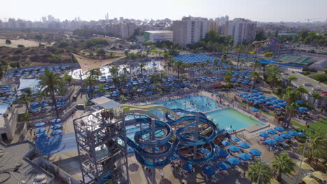 Hunderte-Von-Kindern-Genießen-Die-Pools-Des-Yamit-Water-Park-Holon-–-Parallaxenaufnahme
