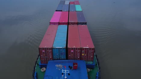 Containerboot-Auf-Dem-Saigon-River-Aus-Der-Luft-An-Einem-Sonnigen-Tag