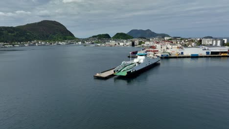 Acercándose-Al-Ferry-Hjorundfjord-Desde-La-Compañía-Fjord-1---Vista-Aérea-Desde-Alesund,-Noruega