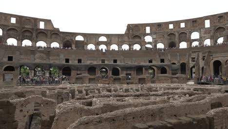 Blick-über-Das-Hypogäum-Auf-Das-Kolosseum-In-Rom