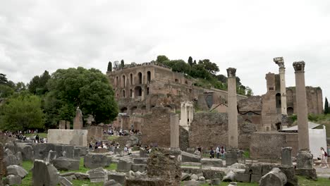 Vistas-A-La-Regia-En-El-Foro-Romano-Con-La-Colina-Palatina-Al-Fondo