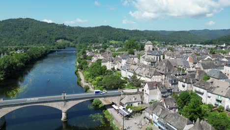Argentat-sur-Dordogne,-Frankreich.-Drohne,-Luftaufnahme,-4K-Aufnahmen