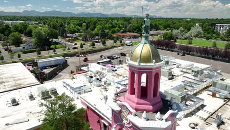 Retirada-Aérea-Pasando-Por-La-Cúpula-Dorada-Y-La-Torre-Rosa-De-La-Icónica-Casa-Bonita,-Lakewood