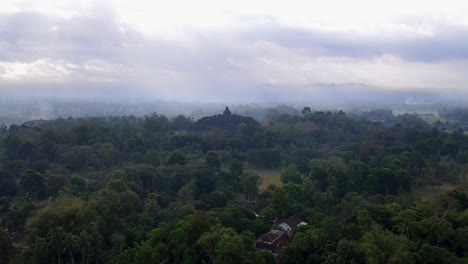Borobudur-Buddhistische-Stupa-Mitten-Im-Tropischen-Nebligen-Dschungel-Von-Zentral-Java