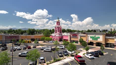 Wiedereröffnung-Der-Türen-Des-Historischen-Wahrzeichens-In-Lakewood,-Ikonische-Rosafarbene-Casa-Bonita,-Luftaufnahme