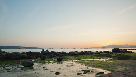 Weitwinkelansicht-Von-Strand--Und-Ozeanschiffen-In-Der-Englischen-Bucht-Von-Vancouver---Sonnenuntergangshimmel