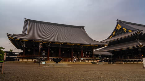Santuario-Del-Templo-Higashi-Hongan-ji-En-Kyoto-Japón-Zoom-En-Movimiento-En-Lapso-De-Tiempo-Nubes-Día-Gris-Lluvioso-Antes-De-Cerrar-El-Lugar