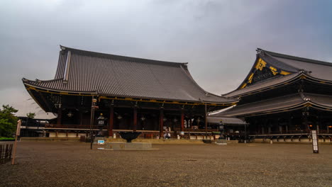 Santuario-Del-Templo-Higashi-Hongan-ji-En-Kyoto-Japón-Lapso-De-Tiempo-Nubes-Día-Gris-Lluvioso-Antes-De-Cerrar-El-Lugar
