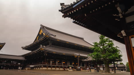 Santuario-Del-Templo-Higashi-Hongan-ji-En-Kyoto-Japón-Nublado-Día-Gris-Lluvioso-Timelapse