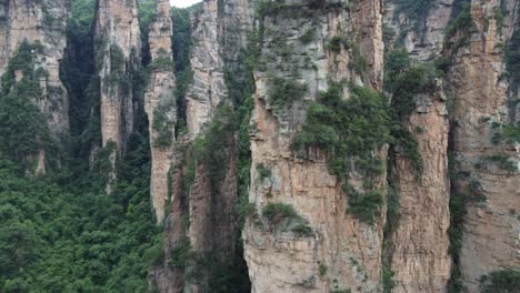 Los-Increíbles-Pilares-De-Piedra-Verticales-De-China,-Las-Montañas-Avatar-Aleluya-En-El-Parque-Nacional-Zhangjiajie
