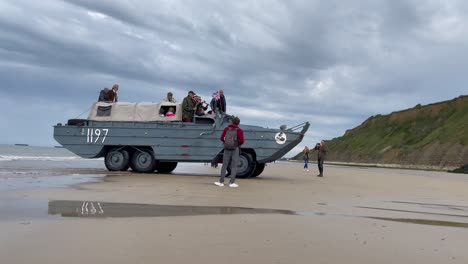 Amerikanisches-Amphibienfahrzeug-Aus-Dem-Zweiten-Weltkrieg-Fährt-In-Der-Normandie-Aus-Dem-Meer