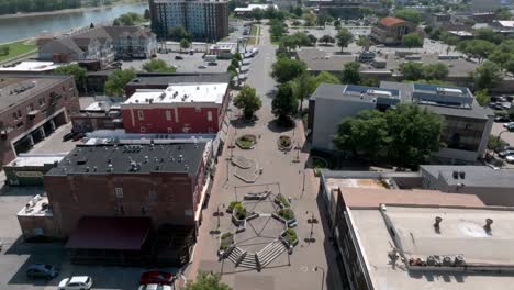 Centro-De-Rock-Island,-Illinois,-Con-Video-De-Drones-Inclinándose-Hacia-Arriba-Y-Retrocediendo