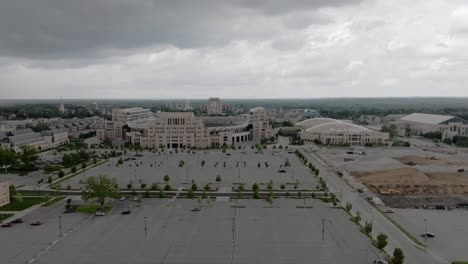 Campus-De-La-Universidad-De-Notre-Dame-Y-Estadio-De-Notre-Dame-En-South-Bend,-Indiana,-Con-Video-De-Drones-Moviéndose