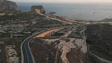 Luftaufnahmen-Von-Brücke-Und-Auto-Auf-Gozo