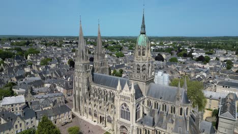 Aufsteigende-Drohne-Aufsteigende-Luftkathedrale-Von-Bayeux,-Frankreich