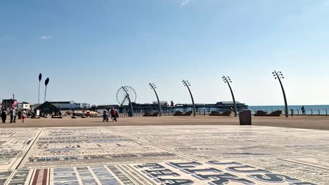 Pov-Para-Caminar-Alfombra-De-Comedia-De-Blackpool-Y-Muelle-De-La-Noria-Frente-Al-Mar