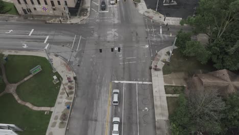 Kreuzung-In-Der-Innenstadt-Von-Elkhart,-Indiana-Mit-LKW--Und-Wohnmobil-Abbiegeecke-Mit-Stabilem-Drohnenvideo