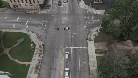 Intersección-En-El-Centro-De-Elkhart,-Indiana,-Con-Esquina-De-Giro-Para-Camiones-Y-Vehículos-Recreativos-Con-Video-De-Drones-Estable