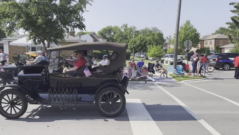 Altes-Auto-Fährt-Bei-Parade-Vorbei