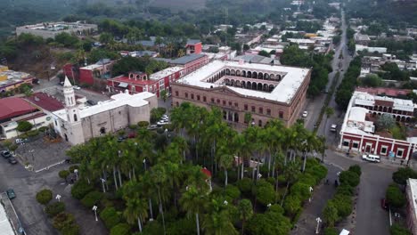 Drohnenaufnahme-Der-Magischen-Stadt-El-Fuerte-Sinaloa
