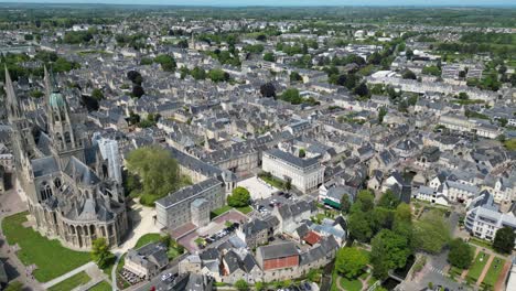 Bayeux-Stadt-In-Frankreich,-Hochauflösende-Schwenkdrohne,-4K-Luftaufnahmen