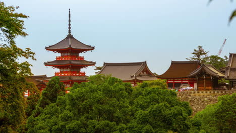 Pagoda-Del-Santuario-Del-Templo-Kiyomizu-Dera-En-Kyoto-Japón-Vista-Del-Bosque-Timelapse